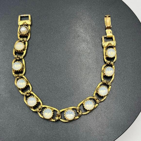 Goldette N.Y. Vintage Moonstone Glass Cabochon Gold Tone Linked Bracelet 7.5” - Picture 1 of 11